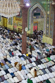 Quelles sont les étapes à suivre pour se rendre dans une mosquée locale et prier en congrégation ?